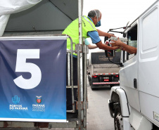 Além dos moradores das cidades, os caminhoneiros que descarregam grãos no Porto de Paranaguá receberam um kit alimentação em maio de 2020. Foram cerca de 100 mil kits entregues no pior momento da pandemia até então.Foto: Claudio Neves