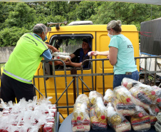 Além dos moradores das cidades, os caminhoneiros que descarregam grãos no Porto de Paranaguá receberam um kit alimentação em maio de 2020. Foram cerca de 100 mil kits entregues no pior momento da pandemia até então.Foto: Claudio Neves