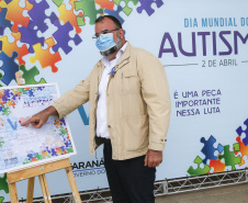 Noventa peças formam o quebra-cabeça que uniu autoridades do Paraná em prol da conscientização sobre o Transtorno do Espectro Autista, nesta segunda-feira (5). Em uma ação organizada pela Superintendência Geral de Ação Solidária do Governo do Estado (SGAS), o governador Carlos Massa Ratinho Junior, secretários de Estado e chefes de outros poderes compareceram ao Palácio Iguaçu para montarem uma peça do mosaico que serve de metáfora para a complexidade do autismo.Foto: Jonathan Campos/AEN 