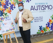Noventa peças formam o quebra-cabeça que uniu autoridades do Paraná em prol da conscientização sobre o Transtorno do Espectro Autista, nesta segunda-feira (5). Em uma ação organizada pela Superintendência Geral de Ação Solidária do Governo do Estado (SGAS), o governador Carlos Massa Ratinho Junior, secretários de Estado e chefes de outros poderes compareceram ao Palácio Iguaçu para montarem uma peça do mosaico que serve de metáfora para a complexidade do autismo.Foto: Jonathan Campos/AEN 