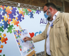 Noventa peças formam o quebra-cabeça que uniu autoridades do Paraná em prol da conscientização sobre o Transtorno do Espectro Autista, nesta segunda-feira (5). Em uma ação organizada pela Superintendência Geral de Ação Solidária do Governo do Estado (SGAS), o governador Carlos Massa Ratinho Junior, secretários de Estado e chefes de outros poderes compareceram ao Palácio Iguaçu para montarem uma peça do mosaico que serve de metáfora para a complexidade do autismo.Foto: Jonathan Campos/AEN 