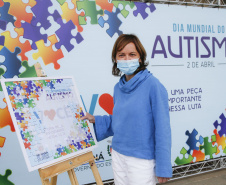 Noventa peças formam o quebra-cabeça que uniu autoridades do Paraná em prol da conscientização sobre o Transtorno do Espectro Autista, nesta segunda-feira (5). Em uma ação organizada pela Superintendência Geral de Ação Solidária do Governo do Estado (SGAS), o governador Carlos Massa Ratinho Junior, secretários de Estado e chefes de outros poderes compareceram ao Palácio Iguaçu para montarem uma peça do mosaico que serve de metáfora para a complexidade do autismo.Foto: Jonathan Campos/AEN 