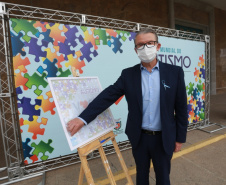 Noventa peças formam o quebra-cabeça que uniu autoridades do Paraná em prol da conscientização sobre o Transtorno do Espectro Autista, nesta segunda-feira (5). Em uma ação organizada pela Superintendência Geral de Ação Solidária do Governo do Estado (SGAS), o governador Carlos Massa Ratinho Junior, secretários de Estado e chefes de outros poderes compareceram ao Palácio Iguaçu para montarem uma peça do mosaico que serve de metáfora para a complexidade do autismo. Foto: Valdelino Pontes