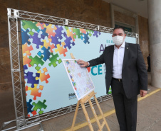 Noventa peças formam o quebra-cabeça que uniu autoridades do Paraná em prol da conscientização sobre o Transtorno do Espectro Autista, nesta segunda-feira (5). Em uma ação organizada pela Superintendência Geral de Ação Solidária do Governo do Estado (SGAS), o governador Carlos Massa Ratinho Junior, secretários de Estado e chefes de outros poderes compareceram ao Palácio Iguaçu para montarem uma peça do mosaico que serve de metáfora para a complexidade do autismo. Foto: Valdelino Pontes