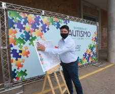 Noventa peças formam o quebra-cabeça que uniu autoridades do Paraná em prol da conscientização sobre o Transtorno do Espectro Autista, nesta segunda-feira (5). Em uma ação organizada pela Superintendência Geral de Ação Solidária do Governo do Estado (SGAS), o governador Carlos Massa Ratinho Junior, secretários de Estado e chefes de outros poderes compareceram ao Palácio Iguaçu para montarem uma peça do mosaico que serve de metáfora para a complexidade do autismo. Foto: Valdelino Pontes