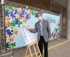 Noventa peças formam o quebra-cabeça que uniu autoridades do Paraná em prol da conscientização sobre o Transtorno do Espectro Autista, nesta segunda-feira (5). Em uma ação organizada pela Superintendência Geral de Ação Solidária do Governo do Estado (SGAS), o governador Carlos Massa Ratinho Junior, secretários de Estado e chefes de outros poderes compareceram ao Palácio Iguaçu para montarem uma peça do mosaico que serve de metáfora para a complexidade do autismo. Foto: Valdelino Pontes