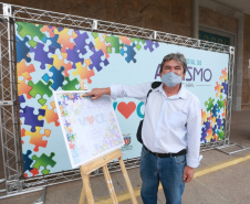 Noventa peças formam o quebra-cabeça que uniu autoridades do Paraná em prol da conscientização sobre o Transtorno do Espectro Autista, nesta segunda-feira (5). Em uma ação organizada pela Superintendência Geral de Ação Solidária do Governo do Estado (SGAS), o governador Carlos Massa Ratinho Junior, secretários de Estado e chefes de outros poderes compareceram ao Palácio Iguaçu para montarem uma peça do mosaico que serve de metáfora para a complexidade do autismo. Foto: Valdelino Pontes