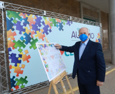 Noventa peças formam o quebra-cabeça que uniu autoridades do Paraná em prol da conscientização sobre o Transtorno do Espectro Autista, nesta segunda-feira (5). Em uma ação organizada pela Superintendência Geral de Ação Solidária do Governo do Estado (SGAS), o governador Carlos Massa Ratinho Junior, secretários de Estado e chefes de outros poderes compareceram ao Palácio Iguaçu para montarem uma peça do mosaico que serve de metáfora para a complexidade do autismo. Foto: Valdelino Pontes