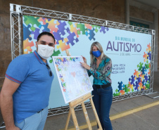 Noventa peças formam o quebra-cabeça que uniu autoridades do Paraná em prol da conscientização sobre o Transtorno do Espectro Autista, nesta segunda-feira (5). Em uma ação organizada pela Superintendência Geral de Ação Solidária do Governo do Estado (SGAS), o governador Carlos Massa Ratinho Junior, secretários de Estado e chefes de outros poderes compareceram ao Palácio Iguaçu para montarem uma peça do mosaico que serve de metáfora para a complexidade do autismo. Foto: Valdelino Pontes