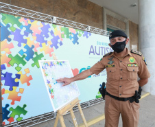 Noventa peças formam o quebra-cabeça que uniu autoridades do Paraná em prol da conscientização sobre o Transtorno do Espectro Autista, nesta segunda-feira (5). Em uma ação organizada pela Superintendência Geral de Ação Solidária do Governo do Estado (SGAS), o governador Carlos Massa Ratinho Junior, secretários de Estado e chefes de outros poderes compareceram ao Palácio Iguaçu para montarem uma peça do mosaico que serve de metáfora para a complexidade do autismo. Foto: Valdelino Pontes