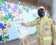 Noventa peças formam o quebra-cabeça que uniu autoridades do Paraná em prol da conscientização sobre o Transtorno do Espectro Autista, nesta segunda-feira (5). Em uma ação organizada pela Superintendência Geral de Ação Solidária do Governo do Estado (SGAS), o governador Carlos Massa Ratinho Junior, secretários de Estado e chefes de outros poderes compareceram ao Palácio Iguaçu para montarem uma peça do mosaico que serve de metáfora para a complexidade do autismo. Foto: Valdelino Pontes