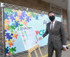 Noventa peças formam o quebra-cabeça que uniu autoridades do Paraná em prol da conscientização sobre o Transtorno do Espectro Autista, nesta segunda-feira (5). Em uma ação organizada pela Superintendência Geral de Ação Solidária do Governo do Estado (SGAS), o governador Carlos Massa Ratinho Junior, secretários de Estado e chefes de outros poderes compareceram ao Palácio Iguaçu para montarem uma peça do mosaico que serve de metáfora para a complexidade do autismo. Foto: Valdelino Pontes