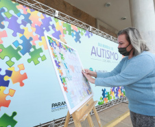 Noventa peças formam o quebra-cabeça que uniu autoridades do Paraná em prol da conscientização sobre o Transtorno do Espectro Autista, nesta segunda-feira (5). Em uma ação organizada pela Superintendência Geral de Ação Solidária do Governo do Estado (SGAS), o governador Carlos Massa Ratinho Junior, secretários de Estado e chefes de outros poderes compareceram ao Palácio Iguaçu para montarem uma peça do mosaico que serve de metáfora para a complexidade do autismo. Foto: Valdelino Pontes