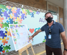 Noventa peças formam o quebra-cabeça que uniu autoridades do Paraná em prol da conscientização sobre o Transtorno do Espectro Autista, nesta segunda-feira (5). Em uma ação organizada pela Superintendência Geral de Ação Solidária do Governo do Estado (SGAS), o governador Carlos Massa Ratinho Junior, secretários de Estado e chefes de outros poderes compareceram ao Palácio Iguaçu para montarem uma peça do mosaico que serve de metáfora para a complexidade do autismo. Foto: Valdelino Pontes