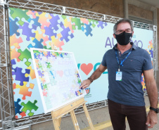 Noventa peças formam o quebra-cabeça que uniu autoridades do Paraná em prol da conscientização sobre o Transtorno do Espectro Autista, nesta segunda-feira (5). Em uma ação organizada pela Superintendência Geral de Ação Solidária do Governo do Estado (SGAS), o governador Carlos Massa Ratinho Junior, secretários de Estado e chefes de outros poderes compareceram ao Palácio Iguaçu para montarem uma peça do mosaico que serve de metáfora para a complexidade do autismo. Foto: Valdelino Pontes