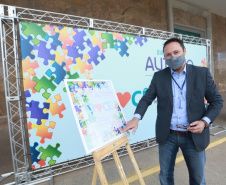 Noventa peças formam o quebra-cabeça que uniu autoridades do Paraná em prol da conscientização sobre o Transtorno do Espectro Autista, nesta segunda-feira (5). Em uma ação organizada pela Superintendência Geral de Ação Solidária do Governo do Estado (SGAS), o governador Carlos Massa Ratinho Junior, secretários de Estado e chefes de outros poderes compareceram ao Palácio Iguaçu para montarem uma peça do mosaico que serve de metáfora para a complexidade do autismo. Foto: Valdelino Pontes