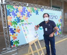 Noventa peças formam o quebra-cabeça que uniu autoridades do Paraná em prol da conscientização sobre o Transtorno do Espectro Autista, nesta segunda-feira (5). Em uma ação organizada pela Superintendência Geral de Ação Solidária do Governo do Estado (SGAS), o governador Carlos Massa Ratinho Junior, secretários de Estado e chefes de outros poderes compareceram ao Palácio Iguaçu para montarem uma peça do mosaico que serve de metáfora para a complexidade do autismo. Foto: Valdelino Pontes