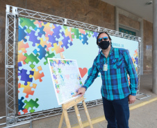 Noventa peças formam o quebra-cabeça que uniu autoridades do Paraná em prol da conscientização sobre o Transtorno do Espectro Autista, nesta segunda-feira (5). Em uma ação organizada pela Superintendência Geral de Ação Solidária do Governo do Estado (SGAS), o governador Carlos Massa Ratinho Junior, secretários de Estado e chefes de outros poderes compareceram ao Palácio Iguaçu para montarem uma peça do mosaico que serve de metáfora para a complexidade do autismo. Foto: Valdelino Pontes