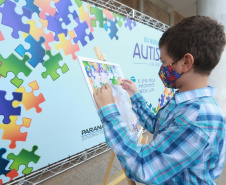 Noventa peças formam o quebra-cabeça que uniu autoridades do Paraná em prol da conscientização sobre o Transtorno do Espectro Autista, nesta segunda-feira (5). Em uma ação organizada pela Superintendência Geral de Ação Solidária do Governo do Estado (SGAS), o governador Carlos Massa Ratinho Junior, secretários de Estado e chefes de outros poderes compareceram ao Palácio Iguaçu para montarem uma peça do mosaico que serve de metáfora para a complexidade do autismo. Foto: Valdelino Pontes