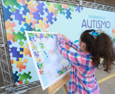 Noventa peças formam o quebra-cabeça que uniu autoridades do Paraná em prol da conscientização sobre o Transtorno do Espectro Autista, nesta segunda-feira (5). Em uma ação organizada pela Superintendência Geral de Ação Solidária do Governo do Estado (SGAS), o governador Carlos Massa Ratinho Junior, secretários de Estado e chefes de outros poderes compareceram ao Palácio Iguaçu para montarem uma peça do mosaico que serve de metáfora para a complexidade do autismo. Foto: Valdelino Pontes