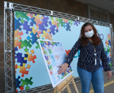 Noventa peças formam o quebra-cabeça que uniu autoridades do Paraná em prol da conscientização sobre o Transtorno do Espectro Autista, nesta segunda-feira (5). Em uma ação organizada pela Superintendência Geral de Ação Solidária do Governo do Estado (SGAS), o governador Carlos Massa Ratinho Junior, secretários de Estado e chefes de outros poderes compareceram ao Palácio Iguaçu para montarem uma peça do mosaico que serve de metáfora para a complexidade do autismo. Foto: Valdelino Pontes