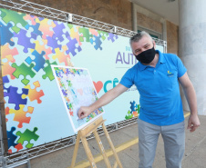 Noventa peças formam o quebra-cabeça que uniu autoridades do Paraná em prol da conscientização sobre o Transtorno do Espectro Autista, nesta segunda-feira (5). Em uma ação organizada pela Superintendência Geral de Ação Solidária do Governo do Estado (SGAS), o governador Carlos Massa Ratinho Junior, secretários de Estado e chefes de outros poderes compareceram ao Palácio Iguaçu para montarem uma peça do mosaico que serve de metáfora para a complexidade do autismo. Foto: Valdelino Pontes
