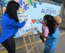 Noventa peças formam o quebra-cabeça que uniu autoridades do Paraná em prol da conscientização sobre o Transtorno do Espectro Autista, nesta segunda-feira (5). Em uma ação organizada pela Superintendência Geral de Ação Solidária do Governo do Estado (SGAS), o governador Carlos Massa Ratinho Junior, secretários de Estado e chefes de outros poderes compareceram ao Palácio Iguaçu para montarem uma peça do mosaico que serve de metáfora para a complexidade do autismo. Foto: Valdelino Pontes