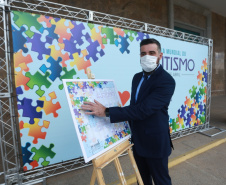 Noventa peças formam o quebra-cabeça que uniu autoridades do Paraná em prol da conscientização sobre o Transtorno do Espectro Autista, nesta segunda-feira (5). Em uma ação organizada pela Superintendência Geral de Ação Solidária do Governo do Estado (SGAS), o governador Carlos Massa Ratinho Junior, secretários de Estado e chefes de outros poderes compareceram ao Palácio Iguaçu para montarem uma peça do mosaico que serve de metáfora para a complexidade do autismo. Foto: Valdelino Pontes