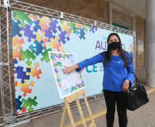 Noventa peças formam o quebra-cabeça que uniu autoridades do Paraná em prol da conscientização sobre o Transtorno do Espectro Autista, nesta segunda-feira (5). Em uma ação organizada pela Superintendência Geral de Ação Solidária do Governo do Estado (SGAS), o governador Carlos Massa Ratinho Junior, secretários de Estado e chefes de outros poderes compareceram ao Palácio Iguaçu para montarem uma peça do mosaico que serve de metáfora para a complexidade do autismo. Foto: Valdelino Pontes