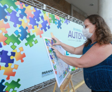 Noventa peças formam o quebra-cabeça que uniu autoridades do Paraná em prol da conscientização sobre o Transtorno do Espectro Autista, nesta segunda-feira (5). Em uma ação organizada pela Superintendência Geral de Ação Solidária do Governo do Estado (SGAS), o governador Carlos Massa Ratinho Junior, secretários de Estado e chefes de outros poderes compareceram ao Palácio Iguaçu para montarem uma peça do mosaico que serve de metáfora para a complexidade do autismo. Foto: Valdelino Pontes