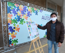 Noventa peças formam o quebra-cabeça que uniu autoridades do Paraná em prol da conscientização sobre o Transtorno do Espectro Autista, nesta segunda-feira (5). Em uma ação organizada pela Superintendência Geral de Ação Solidária do Governo do Estado (SGAS), o governador Carlos Massa Ratinho Junior, secretários de Estado e chefes de outros poderes compareceram ao Palácio Iguaçu para montarem uma peça do mosaico que serve de metáfora para a complexidade do autismo. Foto: Valdelino Pontes