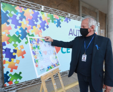 Noventa peças formam o quebra-cabeça que uniu autoridades do Paraná em prol da conscientização sobre o Transtorno do Espectro Autista, nesta segunda-feira (5). Em uma ação organizada pela Superintendência Geral de Ação Solidária do Governo do Estado (SGAS), o governador Carlos Massa Ratinho Junior, secretários de Estado e chefes de outros poderes compareceram ao Palácio Iguaçu para montarem uma peça do mosaico que serve de metáfora para a complexidade do autismo. Foto: Valdelino Pontes