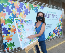 Noventa peças formam o quebra-cabeça que uniu autoridades do Paraná em prol da conscientização sobre o Transtorno do Espectro Autista, nesta segunda-feira (5). Em uma ação organizada pela Superintendência Geral de Ação Solidária do Governo do Estado (SGAS), o governador Carlos Massa Ratinho Junior, secretários de Estado e chefes de outros poderes compareceram ao Palácio Iguaçu para montarem uma peça do mosaico que serve de metáfora para a complexidade do autismo. Foto: Valdelino Pontes