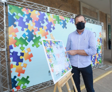 Noventa peças formam o quebra-cabeça que uniu autoridades do Paraná em prol da conscientização sobre o Transtorno do Espectro Autista, nesta segunda-feira (5). Em uma ação organizada pela Superintendência Geral de Ação Solidária do Governo do Estado (SGAS), o governador Carlos Massa Ratinho Junior, secretários de Estado e chefes de outros poderes compareceram ao Palácio Iguaçu para montarem uma peça do mosaico que serve de metáfora para a complexidade do autismo. Foto: Valdelino Pontes