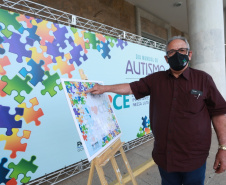 Noventa peças formam o quebra-cabeça que uniu autoridades do Paraná em prol da conscientização sobre o Transtorno do Espectro Autista, nesta segunda-feira (5). Em uma ação organizada pela Superintendência Geral de Ação Solidária do Governo do Estado (SGAS), o governador Carlos Massa Ratinho Junior, secretários de Estado e chefes de outros poderes compareceram ao Palácio Iguaçu para montarem uma peça do mosaico que serve de metáfora para a complexidade do autismo. Foto: Valdelino Pontes