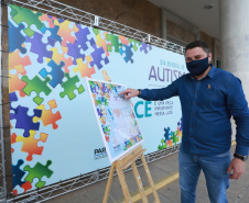 Noventa peças formam o quebra-cabeça que uniu autoridades do Paraná em prol da conscientização sobre o Transtorno do Espectro Autista, nesta segunda-feira (5). Em uma ação organizada pela Superintendência Geral de Ação Solidária do Governo do Estado (SGAS), o governador Carlos Massa Ratinho Junior, secretários de Estado e chefes de outros poderes compareceram ao Palácio Iguaçu para montarem uma peça do mosaico que serve de metáfora para a complexidade do autismo. Foto: Valdelino Pontes