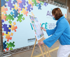 Noventa peças formam o quebra-cabeça que uniu autoridades do Paraná em prol da conscientização sobre o Transtorno do Espectro Autista, nesta segunda-feira (5). Em uma ação organizada pela Superintendência Geral de Ação Solidária do Governo do Estado (SGAS), o governador Carlos Massa Ratinho Junior, secretários de Estado e chefes de outros poderes compareceram ao Palácio Iguaçu para montarem uma peça do mosaico que serve de metáfora para a complexidade do autismo. Foto: Valdelino Pontes