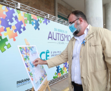 Noventa peças formam o quebra-cabeça que uniu autoridades do Paraná em prol da conscientização sobre o Transtorno do Espectro Autista, nesta segunda-feira (5). Em uma ação organizada pela Superintendência Geral de Ação Solidária do Governo do Estado (SGAS), o governador Carlos Massa Ratinho Junior, secretários de Estado e chefes de outros poderes compareceram ao Palácio Iguaçu para montarem uma peça do mosaico que serve de metáfora para a complexidade do autismo. Foto: Valdelino Pontes