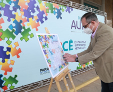 Noventa peças formam o quebra-cabeça que uniu autoridades do Paraná em prol da conscientização sobre o Transtorno do Espectro Autista, nesta segunda-feira (5). Em uma ação organizada pela Superintendência Geral de Ação Solidária do Governo do Estado (SGAS), o governador Carlos Massa Ratinho Junior, secretários de Estado e chefes de outros poderes compareceram ao Palácio Iguaçu para montarem uma peça do mosaico que serve de metáfora para a complexidade do autismo. Foto: Valdelino Pontes