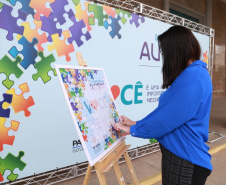 Noventa peças formam o quebra-cabeça que uniu autoridades do Paraná em prol da conscientização sobre o Transtorno do Espectro Autista, nesta segunda-feira (5). Em uma ação organizada pela Superintendência Geral de Ação Solidária do Governo do Estado (SGAS), o governador Carlos Massa Ratinho Junior, secretários de Estado e chefes de outros poderes compareceram ao Palácio Iguaçu para montarem uma peça do mosaico que serve de metáfora para a complexidade do autismo. Foto: Valdelino Pontes