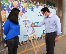 Noventa peças formam o quebra-cabeça que uniu autoridades do Paraná em prol da conscientização sobre o Transtorno do Espectro Autista, nesta segunda-feira (5). Em uma ação organizada pela Superintendência Geral de Ação Solidária do Governo do Estado (SGAS), o governador Carlos Massa Ratinho Junior, secretários de Estado e chefes de outros poderes compareceram ao Palácio Iguaçu para montarem uma peça do mosaico que serve de metáfora para a complexidade do autismo. Foto: Valdelino Pontes