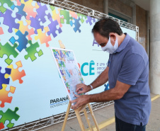 Noventa peças formam o quebra-cabeça que uniu autoridades do Paraná em prol da conscientização sobre o Transtorno do Espectro Autista, nesta segunda-feira (5). Em uma ação organizada pela Superintendência Geral de Ação Solidária do Governo do Estado (SGAS), o governador Carlos Massa Ratinho Junior, secretários de Estado e chefes de outros poderes compareceram ao Palácio Iguaçu para montarem uma peça do mosaico que serve de metáfora para a complexidade do autismo. Foto: Valdelino Pontes