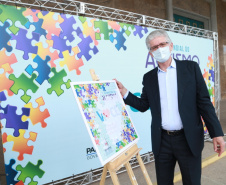 Noventa peças formam o quebra-cabeça que uniu autoridades do Paraná em prol da conscientização sobre o Transtorno do Espectro Autista, nesta segunda-feira (5). Em uma ação organizada pela Superintendência Geral de Ação Solidária do Governo do Estado (SGAS), o governador Carlos Massa Ratinho Junior, secretários de Estado e chefes de outros poderes compareceram ao Palácio Iguaçu para montarem uma peça do mosaico que serve de metáfora para a complexidade do autismo. Foto: Valdelino Pontes