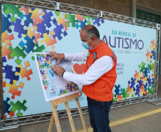 Noventa peças formam o quebra-cabeça que uniu autoridades do Paraná em prol da conscientização sobre o Transtorno do Espectro Autista, nesta segunda-feira (5). Em uma ação organizada pela Superintendência Geral de Ação Solidária do Governo do Estado (SGAS), o governador Carlos Massa Ratinho Junior, secretários de Estado e chefes de outros poderes compareceram ao Palácio Iguaçu para montarem uma peça do mosaico que serve de metáfora para a complexidade do autismo. Foto: Valdelino Pontes