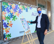 Noventa peças formam o quebra-cabeça que uniu autoridades do Paraná em prol da conscientização sobre o Transtorno do Espectro Autista, nesta segunda-feira (5). Em uma ação organizada pela Superintendência Geral de Ação Solidária do Governo do Estado (SGAS), o governador Carlos Massa Ratinho Junior, secretários de Estado e chefes de outros poderes compareceram ao Palácio Iguaçu para montarem uma peça do mosaico que serve de metáfora para a complexidade do autismo. Foto: Valdelino Pontes