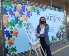 Noventa peças formam o quebra-cabeça que uniu autoridades do Paraná em prol da conscientização sobre o Transtorno do Espectro Autista, nesta segunda-feira (5). Em uma ação organizada pela Superintendência Geral de Ação Solidária do Governo do Estado (SGAS), o governador Carlos Massa Ratinho Junior, secretários de Estado e chefes de outros poderes compareceram ao Palácio Iguaçu para montarem uma peça do mosaico que serve de metáfora para a complexidade do autismo. Foto: Valdelino Pontes