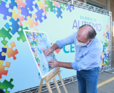 Noventa peças formam o quebra-cabeça que uniu autoridades do Paraná em prol da conscientização sobre o Transtorno do Espectro Autista, nesta segunda-feira (5). Em uma ação organizada pela Superintendência Geral de Ação Solidária do Governo do Estado (SGAS), o governador Carlos Massa Ratinho Junior, secretários de Estado e chefes de outros poderes compareceram ao Palácio Iguaçu para montarem uma peça do mosaico que serve de metáfora para a complexidade do autismo. Foto: Valdelino Pontes