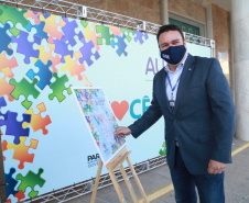 Noventa peças formam o quebra-cabeça que uniu autoridades do Paraná em prol da conscientização sobre o Transtorno do Espectro Autista, nesta segunda-feira (5). Em uma ação organizada pela Superintendência Geral de Ação Solidária do Governo do Estado (SGAS), o governador Carlos Massa Ratinho Junior, secretários de Estado e chefes de outros poderes compareceram ao Palácio Iguaçu para montarem uma peça do mosaico que serve de metáfora para a complexidade do autismo. Foto: Valdelino Pontes