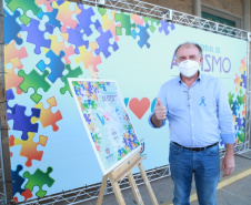 Noventa peças formam o quebra-cabeça que uniu autoridades do Paraná em prol da conscientização sobre o Transtorno do Espectro Autista, nesta segunda-feira (5). Em uma ação organizada pela Superintendência Geral de Ação Solidária do Governo do Estado (SGAS), o governador Carlos Massa Ratinho Junior, secretários de Estado e chefes de outros poderes compareceram ao Palácio Iguaçu para montarem uma peça do mosaico que serve de metáfora para a complexidade do autismo. Foto: Valdelino Pontes