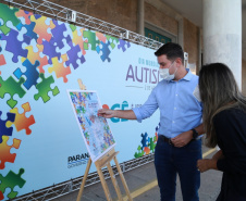 Noventa peças formam o quebra-cabeça que uniu autoridades do Paraná em prol da conscientização sobre o Transtorno do Espectro Autista, nesta segunda-feira (5). Em uma ação organizada pela Superintendência Geral de Ação Solidária do Governo do Estado (SGAS), o governador Carlos Massa Ratinho Junior, secretários de Estado e chefes de outros poderes compareceram ao Palácio Iguaçu para montarem uma peça do mosaico que serve de metáfora para a complexidade do autismo. Foto: Valdelino Pontes